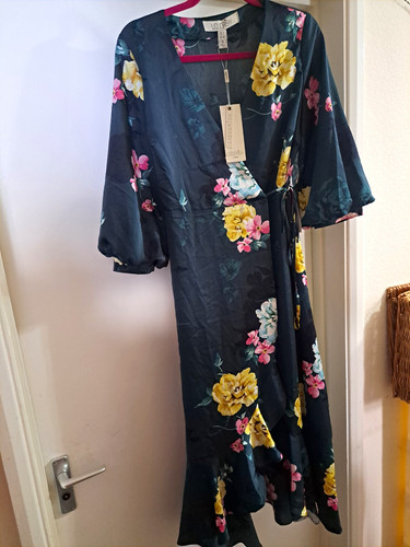 Liquorish navy floral wrap - navy,